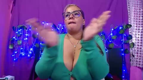 Snapshot of hazel_34 chatting on February 22, 10:07 am hazel online show from February 22, 10:07 am