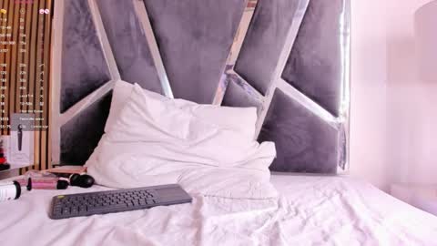 Snapshot of hazel_ross_tcw chatting on February 17, 3:53 pm Hazel online show from February 17, 3:53 pm