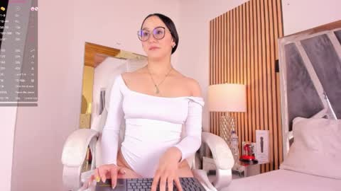 Snapshot of hazel_ross_tcw chatting on February 19, 12:22 pm Hazel online show from February 19, 12:22 pm