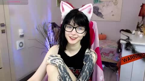 hazeltompson online show from November 2, 8:00 pm