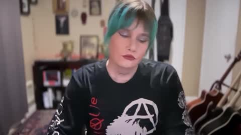 Snapshot of heavensentttt chatting on December 2, 9:24 am Saoirse online show from December 2, 9:24 am