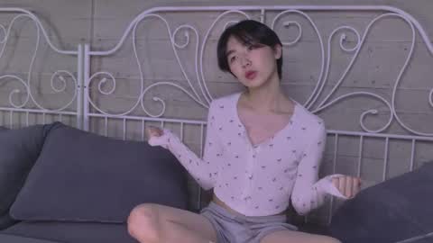 HEEJIN online show from October 23, 8:40 pm