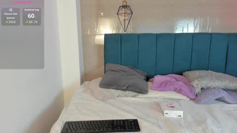 Snapshot of heidi_feuer chatting on October 7, 12:24 pm heidi_feuer online show from October 7, 12:24 pm