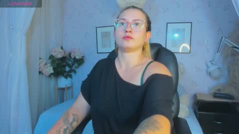 Snapshot of heidishayk chatting on November 7, 12:16 pm ANTARA REY online show from November 7, 12:16 pm