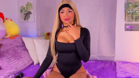 Snapshot of heily_fox chatting on November 15, 6:22 am HEILY online show from November 15, 6:22 am