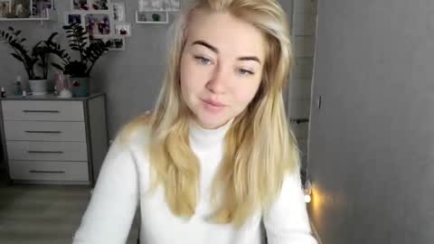 Snapshot of helen_angel_girl chatting on December 5, 7:06 am Helen sven online show from December 5, 7:06 am