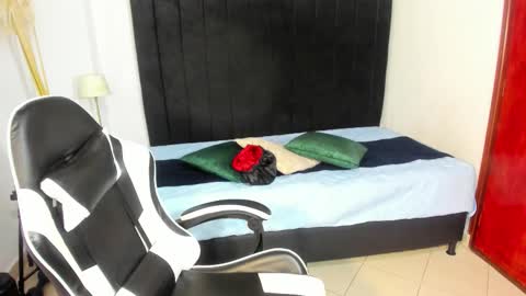 Snapshot of helena_copper chatting on December 4, 7:33 pm HELENA COPPER online show from December 4, 7:33 pm