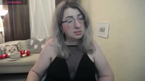 Snapshot of helenenigma chatting on December 13, 7:53 pm helenenigma online show from December 13, 7:53 pm