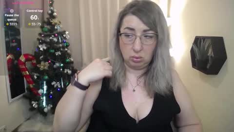 Snapshot of helenenigma chatting on December 17, 7:53 pm helenenigma online show from December 17, 7:53 pm