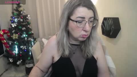 Snapshot of helenenigma chatting on December 20, 7:32 pm helenenigma online show from December 20, 7:32 pm