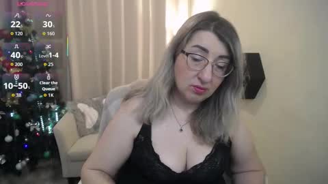 Snapshot of helenenigma chatting on December 22, 7:33 pm helenenigma online show from December 22, 7:33 pm