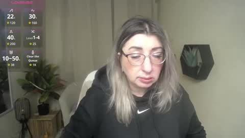 Snapshot of helenenigma chatting on February 3, 2:53 am helenenigma online show from February 3, 2:53 am