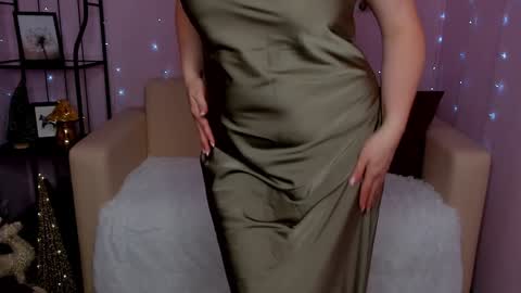 Snapshot of helens_lov chatting on December 21, 1:36 am Helen online show from December 21, 1:36 am