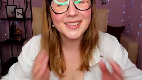 Snapshot of helens_lov chatting on January 21, 7:47 am Helen online show from January 21, 7:47 am