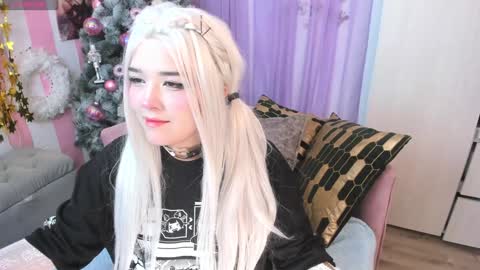 Snapshot of hell_fairy chatting on December 4, 1:03 am Laura online show from December 4, 1:03 am