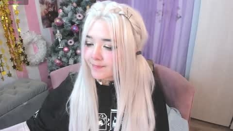 Snapshot of hell_fairy chatting on December 4, 7:28 am Laura online show from December 4, 7:28 am