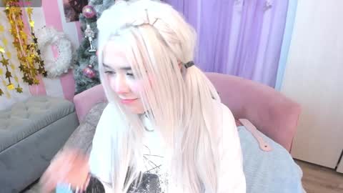 Snapshot of hell_fairy chatting on December 5, 6:32 am Laura online show from December 5, 6:32 am