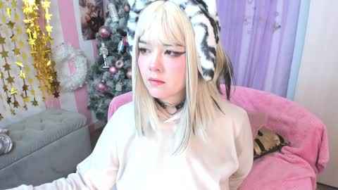 Snapshot of hell_fairy chatting on December 11, 2:09 am Laura online show from December 11, 2:09 am