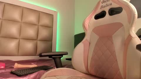 Snapshot of hellen__smith_ chatting on September 10, 2:11 am hellen__smith_ online show from September 10, 2:11 am