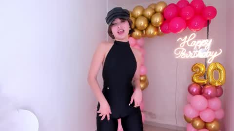 Snapshot of hellen_coy chatting on December 31, 6:57 pm Julieta online show from December 31, 6:57 pm