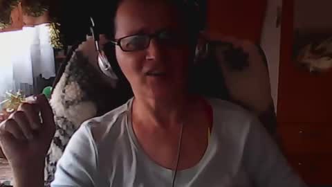 Snapshot of hellenmarie chatting on December 12, 11:18 am hellenmarie online show from December 12, 11:18 am