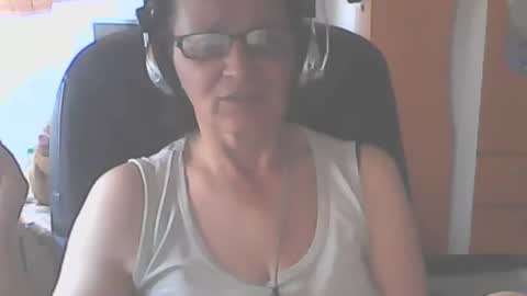 Snapshot of hellenmarie chatting on September 20, 9:54 am hellenmarie online show from September 20, 9:54 am