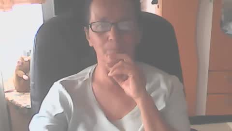 Snapshot of hellenmarie chatting on September 29, 10:53 am hellenmarie online show from September 29, 10:53 am