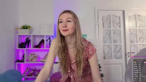Snapshot of hello_lisha chatting on December 18, 8:31 am Alisia Monday to Friday from 10 am to 4 pm GMT 2 online show from December 18, 8:31 am