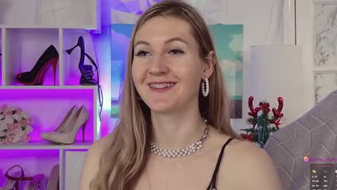 Snapshot of hello_lisha chatting on December 18, 11:34 am Alisia Monday to Friday from 10 am to 4 pm GMT 2 online show from December 18, 11:34 am