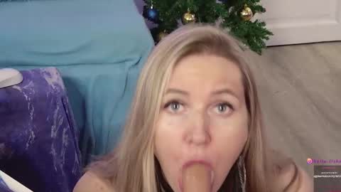 Snapshot of hello_lisha chatting on December 19, 11:29 am Alisia Monday to Friday from 10 am to 4 pm GMT 2 online show from December 19, 11:29 am