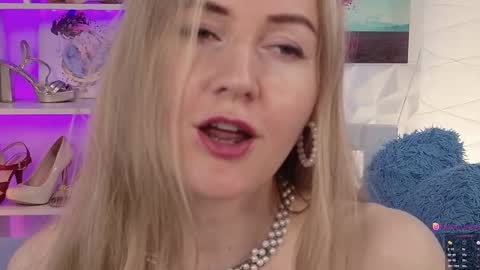 Snapshot of hello_lisha chatting on February 5, 11:12 am Alisia Monday to Friday from 10 am to 4 pm GMT 2 online show from February 5, 11:12 am