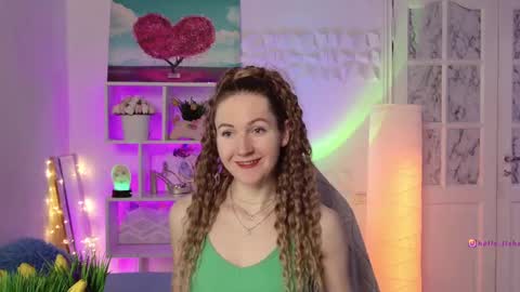 Snapshot of hello_lisha chatting on February 18, 8:05 am Alisia Monday to Friday from 10 am to 4 pm GMT 2 online show from February 18, 8:05 am