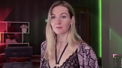 Snapshot of hello_lisha chatting on October 14, 8:15 am Alisia Monday to Friday from 10 am to 4 pm GMT 2 online show from October 14, 8:15 am