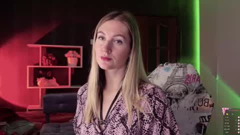 Snapshot of hello_lisha chatting on October 20, 8:15 am Alisia Monday to Friday from 10 am to 4 pm GMT 2 online show from October 20, 8:15 am