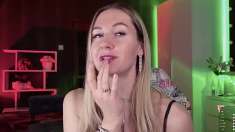 Snapshot of hello_lisha chatting on October 27, 8:18 am Alisia Monday to Friday from 10 am to 4 pm GMT 2 online show from October 27, 8:18 am