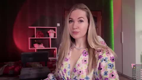 Snapshot of hello_lisha chatting on November 1, 8:16 am Alisia Monday to Friday from 10 am to 4 pm GMT 2 online show from November 1, 8:16 am