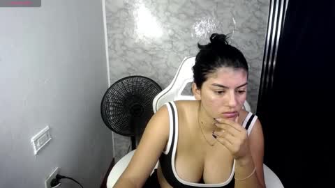 helloo_kityy25 online show from January 7, 4:04 am