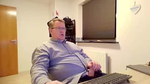 Snapshot of henrikrp1971 chatting on February 4, 10:13 pm henrikrp1971 online show from February 4, 10:13 pm