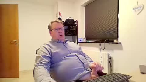 Snapshot of henrikrp1971 chatting on February 25, 7:03 pm henrikrp1971 online show from February 25, 7:03 pm
