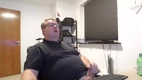 Snapshot of henrikrp1971 chatting on October 3, 10:07 pm henrikrp1971 online show from October 3, 10:07 pm