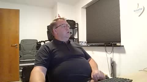 Snapshot of henrikrp1971 chatting on November 8, 3:34 pm henrikrp1971 online show from November 8, 3:34 pm