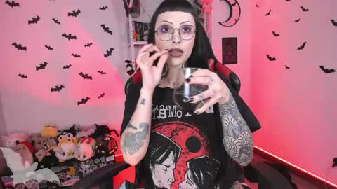 Snapshot of herinfernalmajesty chatting on November 22, 5:28 am Marie online show from November 22, 5:28 am