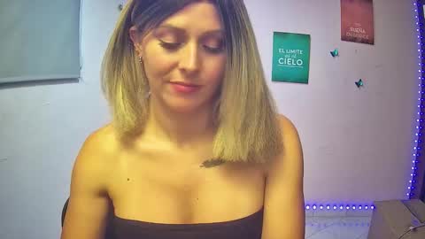 Snapshot of hestesiaxx chatting on November 13, 1:26 am Hestesiaxx online show from November 13, 1:26 am