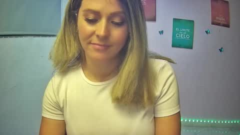 Snapshot of hestesiaxx chatting on November 27, 10:56 pm Hestesiaxx online show from November 27, 10:56 pm