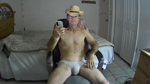 Snapshot of hewes1 chatting on February 14, 9:13 am hewes1 online show from February 14, 9:13 am