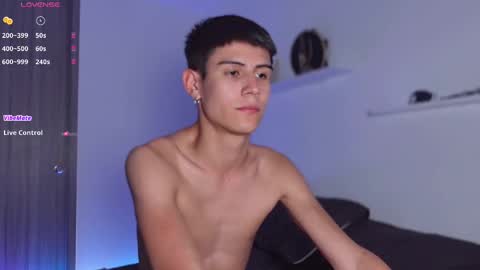 Snapshot of hey_cesard chatting on February 13, 11:37 pm hey_cesard online show from February 13, 11:37 pm