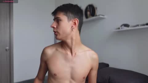 Snapshot of hey_cesard chatting on February 15, 1:05 pm hey_cesard online show from February 15, 1:05 pm