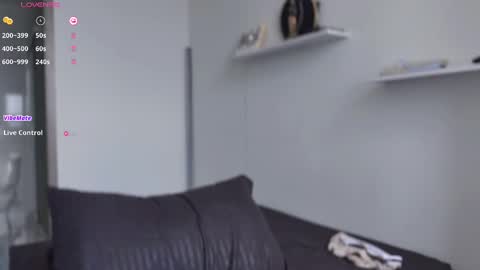 Snapshot of hey_cesard chatting on February 17, 4:37 pm hey_cesard online show from February 17, 4:37 pm