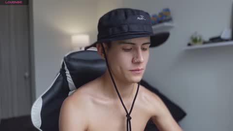 Snapshot of hey_cesard chatting on September 16, 1:45 pm hey_cesard online show from September 16, 1:45 pm