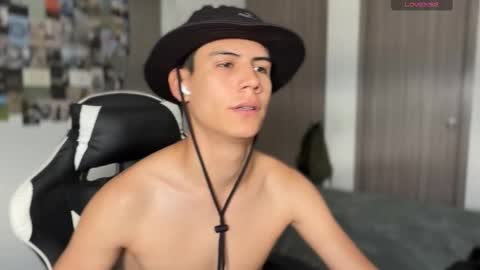 Snapshot of hey_cesard chatting on October 23, 3:22 pm hey_cesard online show from October 23, 3:22 pm